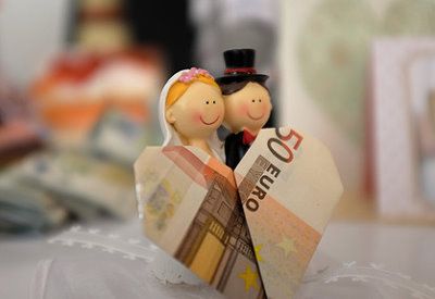 Brautpaar mit Geldschein